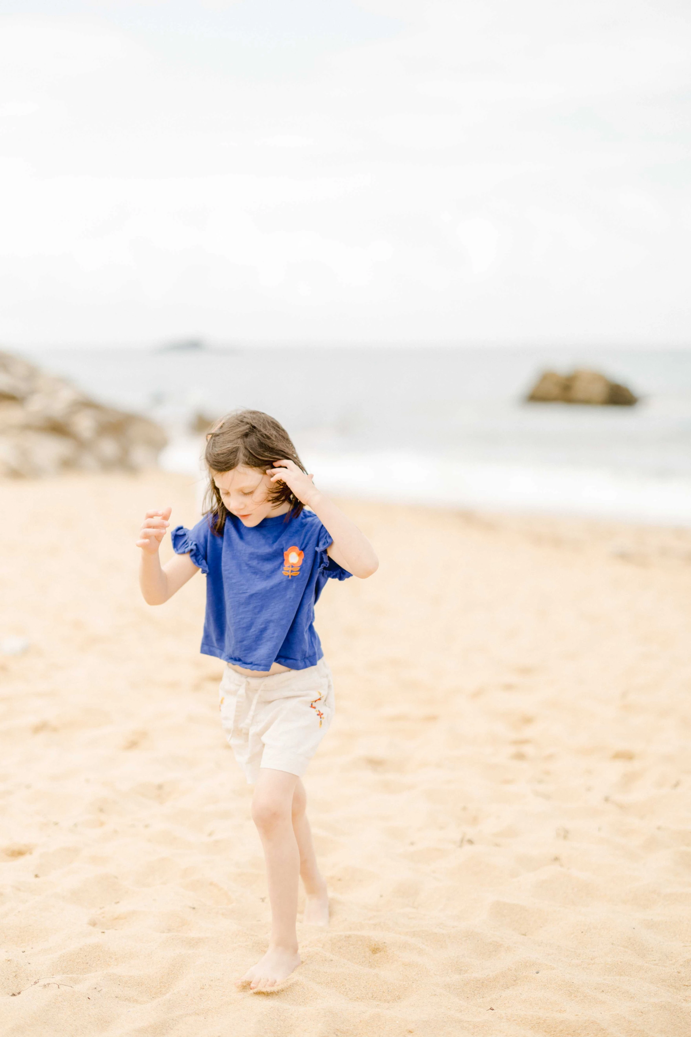 plage enfant sable beige gris